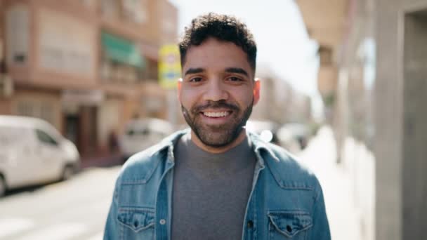 Mladý Arabský Muž Usmívá Sebevědomě Dělá Znamení Palcem Nahoru Ulici — Stock video