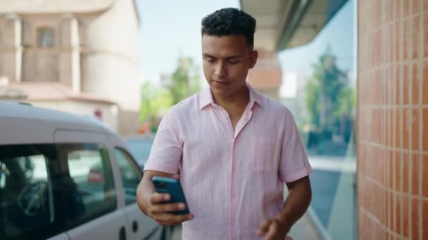 Joven Latino Sonriendo Confiado Haciendo Selfie Junto Smartphone Calle — Vídeo de stock