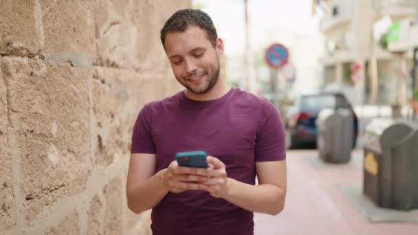 Anak Muda Tersenyum Percaya Diri Menggunakan Smartphone Jalan — Stok Video