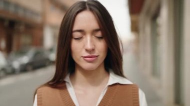 Sokakta kendine gülen genç İspanyol kadın.