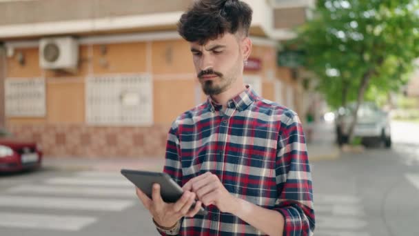 Young Hispanic Man Using Touchpad Standing Street — Wideo stockowe