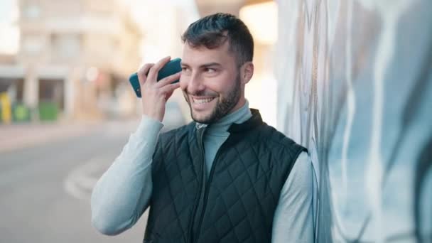 Mladý Hispánec Muž Usměvavý Sebevědomě Poslech Audio Zprávy Smartphonu Ulici — Stock video