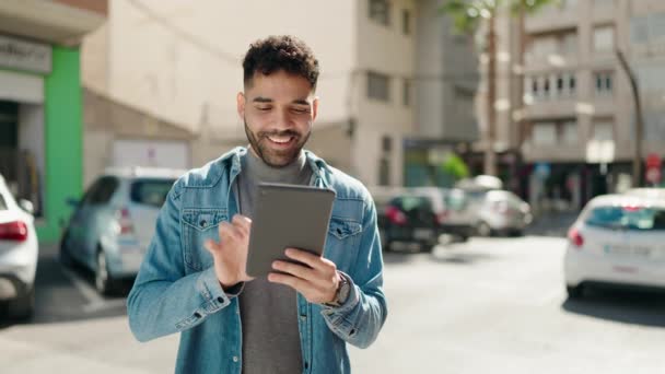Νεαρός Άραβας Χαμογελά Σίγουρος Χρησιμοποιώντας Touchpad Στο Δρόμο — Αρχείο Βίντεο