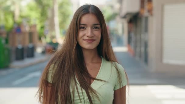 Jong Mooi Latino Vrouw Glimlachen Zelfverzekerd Doen Foto Gebaar Met — Stockvideo