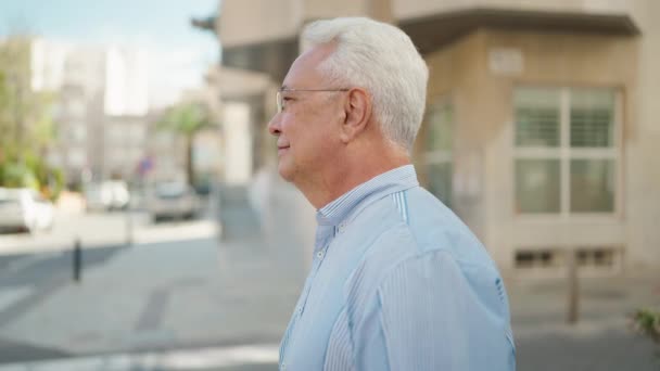 Senior Man Glimlachend Zelfverzekerd Straat Staan — Stockvideo