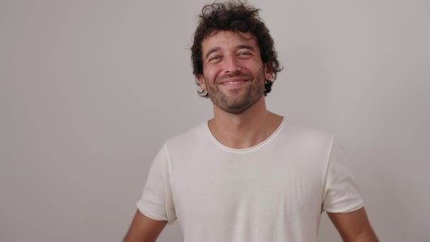 Junger Hispanischer Mann Lächelt Selbstbewusst Und Tut Zeichen Mit Erhobenen — Stockvideo