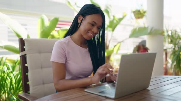 Αφροαμερικανή Γυναίκα Που Χρησιμοποιεί Φορητό Υπολογιστή Κάθεται Στο Τραπέζι Στο — Αρχείο Βίντεο