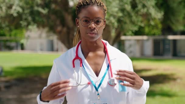 Femme Afro Américaine Médecin Debout Avec Une Expression Sérieuse Parc — Video