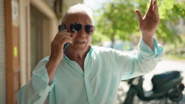 Hombre Pelo Gris Mayor Hablando Teléfono Inteligente Caminando Por Calle — Vídeos de Stock