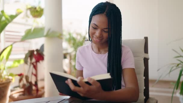 Africano Mulher Americana Ler Livro Sentado Mesa Terraço Casa — Vídeo de Stock