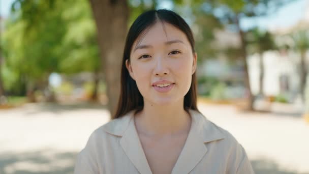 Parkta Kollarını Kavuşturup Gülümseyen Çinli Bir Kadın — Stok video