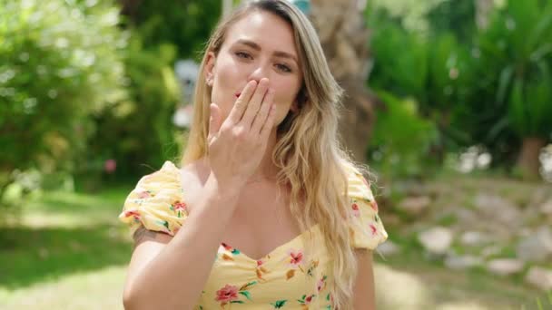 Молода Красива Іспаномовна Жінка Посміхається Впевнено Робить Жест Поцілунку Рукою — стокове відео