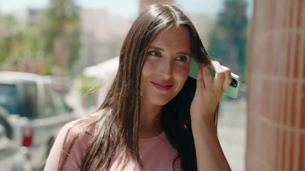 Jonge Mooie Spaanse Vrouw Lachend Vol Vertrouwen Luisterend Audioboodschap Door — Stockvideo