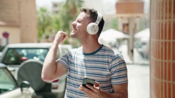 Sokak Ortasında Müzik Dinleyen Dans Eden Genç Bir Spanyol — Stok video