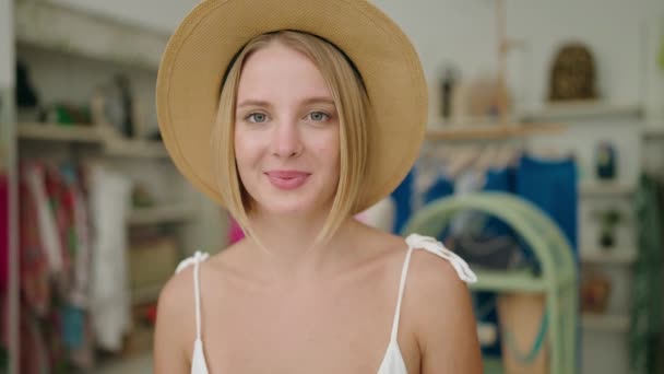 Młoda Blondynka Klient Uśmiecha Pewnie Sobie Letni Kapelusz Sklepie Odzieżowym — Wideo stockowe