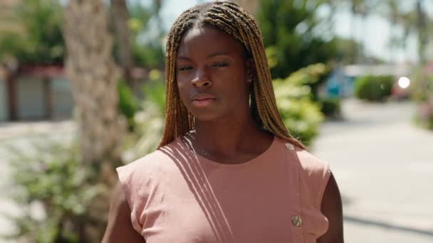 Femme Afro Américaine Faisant Signe Négatif Avec Les Pouces Vers — Video