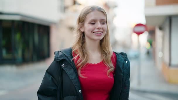 Jong Blond Meisje Glimlachen Zelfverzekerd Staan Straat — Stockvideo