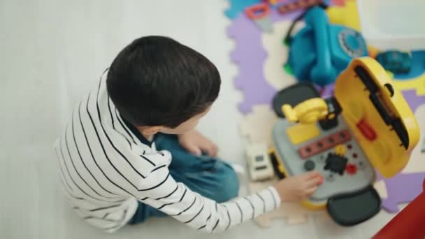 Liebenswerter Hispanischer Junge Spielt Kindergarten Mit Technischem Werkzeug — Stockvideo