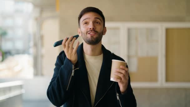 Genç Spanyol Adam Akıllı Telefonda Konuşuyor Sokakta Kahve Içiyor — Stok video