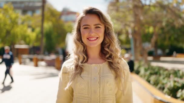 Genç Sarışın Kadın Gülümsüyor Kendine Güveniyor Parkta Elleriyle Kalp Hareketi — Stok video