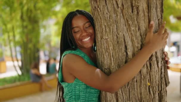 Afrykańska Amerykanka Uśmiecha Się Pewnie Przytulając Drzewo Parku — Wideo stockowe