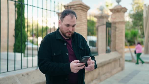 年轻人 身材男子在街上用智能手机和赢家的表情 — 图库视频影像