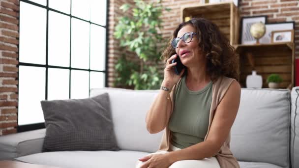 Middle Age Hispanic Woman Speaking Phone — Stock video