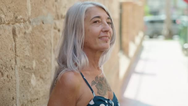 Grauhaarige Frau Mittleren Alters Lächelt Selbstbewusst Auf Der Straße — Stockvideo