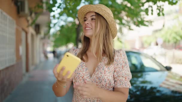 Młoda Kobieta Turysta Sobie Letni Kapelusz Pomocą Smartfona Ulicy — Wideo stockowe