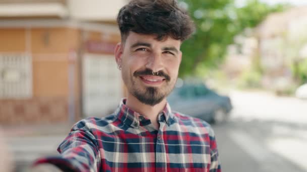 Ung Latinamerikansk Man Ler Självsäker Gör Selfie Vid Kameran Gatan — Stockvideo