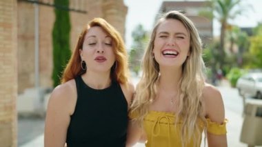 Sokakta birbirine sarılan iki kadın.