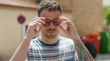 Sokakta kendine güvenen ve gülümseyen İspanyol genç adam.