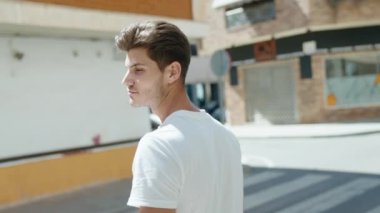 Parkta kollarını kavuşturmuş İspanyol genç bir adam.