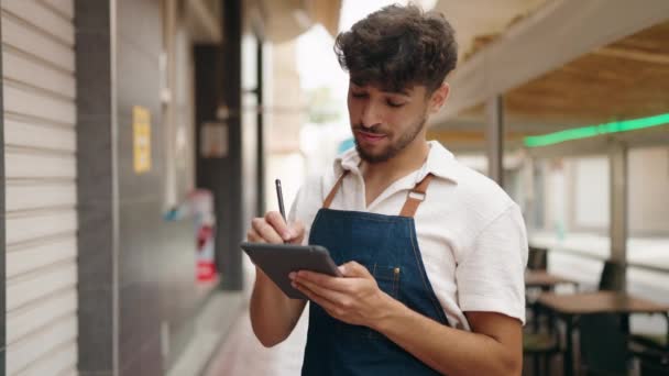 Молодий Арабський Чоловік Офіціант Використовує Тачпад Працює Ресторані — стокове відео