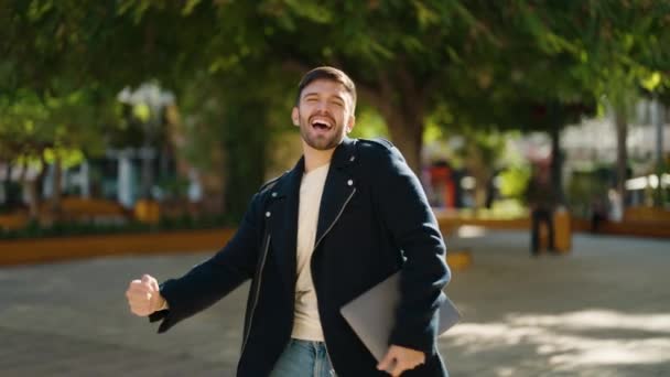 Fiatal Spanyol Férfi Kezében Laptop Táncol Parkban — Stock videók