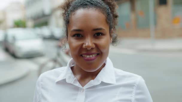 Afro Amerikaanse Vrouw Glimlachen Zelfverzekerd Staan Straat — Stockvideo