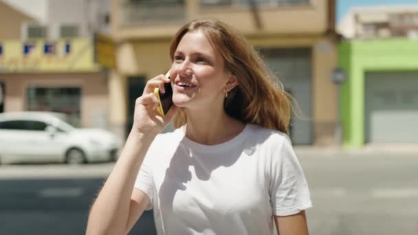 Jong Blond Meisje Glimlachen Zelfverzekerd Praten Smartphone Lopen Straat — Stockvideo