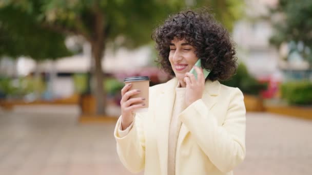 Młoda Kobieta Rozmawia Przez Smartfona Pijąc Kawę Parku — Wideo stockowe