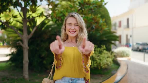 Молодая Женщина Улыбается Уверенно Указывая Пальцами Парке — стоковое видео