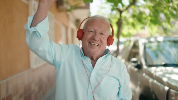 Senior Grijs Harige Man Luisteren Naar Muziek Dansen Straat — Stockvideo