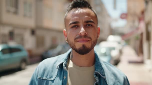 Joven Hombre Hispano Sonriendo Confiado Usando Gafas Calle — Vídeo de stock