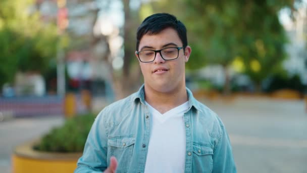 Syndrom Muž Usmívá Sebevědomě Dělá Znamení Palcem Nahoru Parku — Stock video