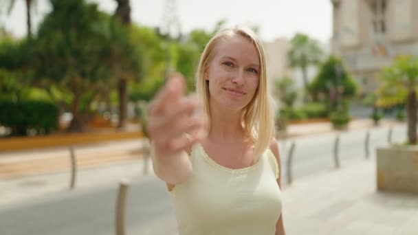 Joven Mujer Rubia Sonriendo Confiada Haciendo Gesto Que Viene Con — Vídeos de Stock
