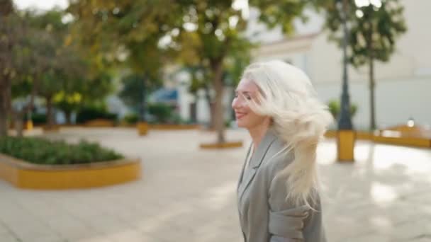 Jong Blond Vrouw Executive Lopen Draaien Rond Park — Stockvideo