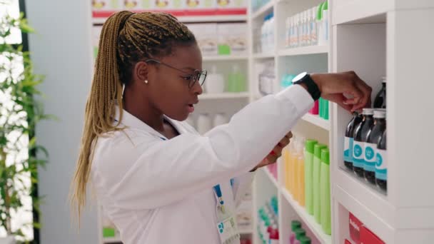 Ahli Farmasi Wanita Afrika Membaca Botol Label Obat Apotek — Stok Video