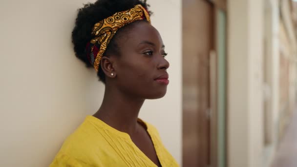 Joven Mujer Afroamericana Con Expresión Relajada Pie Calle — Vídeos de Stock