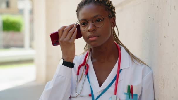 Femme Afro Américaine Médecin Écoute Message Vocal Par Smartphone Dans — Video