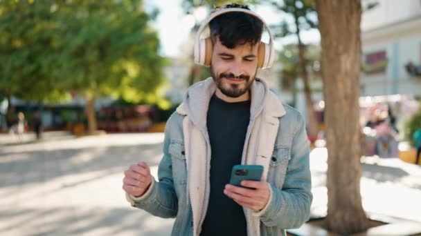 Young Hispanic Man Smiling Confident Listening Music Park — Vídeos de Stock