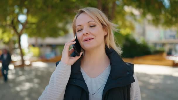 Genç Sarışın Kadın Gülümsüyor Parktaki Akıllı Telefondan Konuşuyor — Stok video