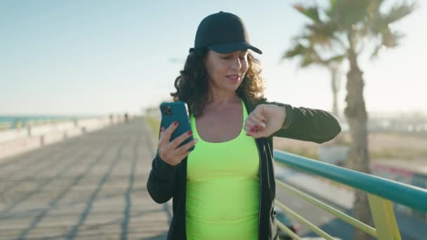 Mujer Mediana Edad Que Usa Ropa Deportiva Con Teléfono Inteligente — Vídeos de Stock